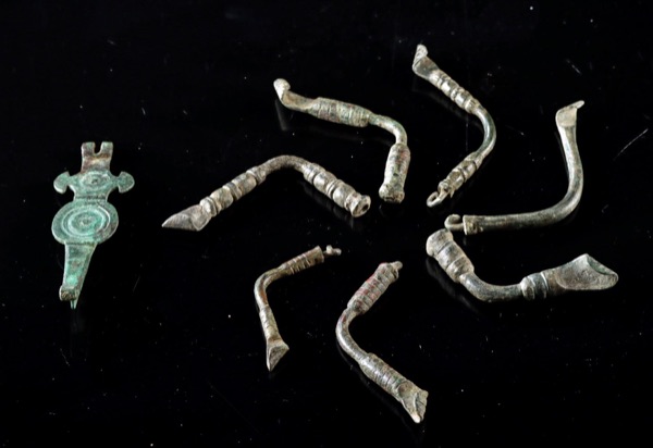 Roman Bronze Lock Hasp & Fibulae Fragments, 8 pieces